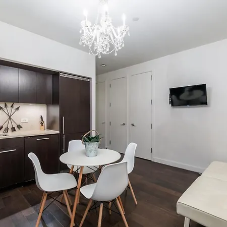 Outstanding & Bright 5Bdr & 2 Bth In Downtown Manhattan Apartment